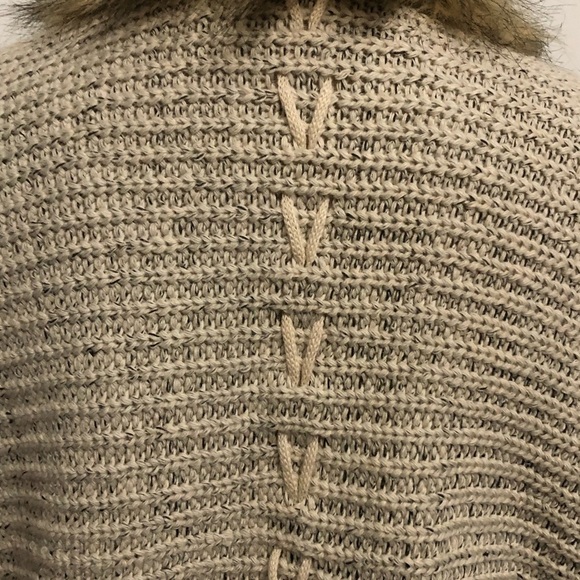 Cream colored knitted open front cardigan with faux fur trim & lace up back; M - Picture 4 of 9